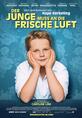 Poster im Vordergrund